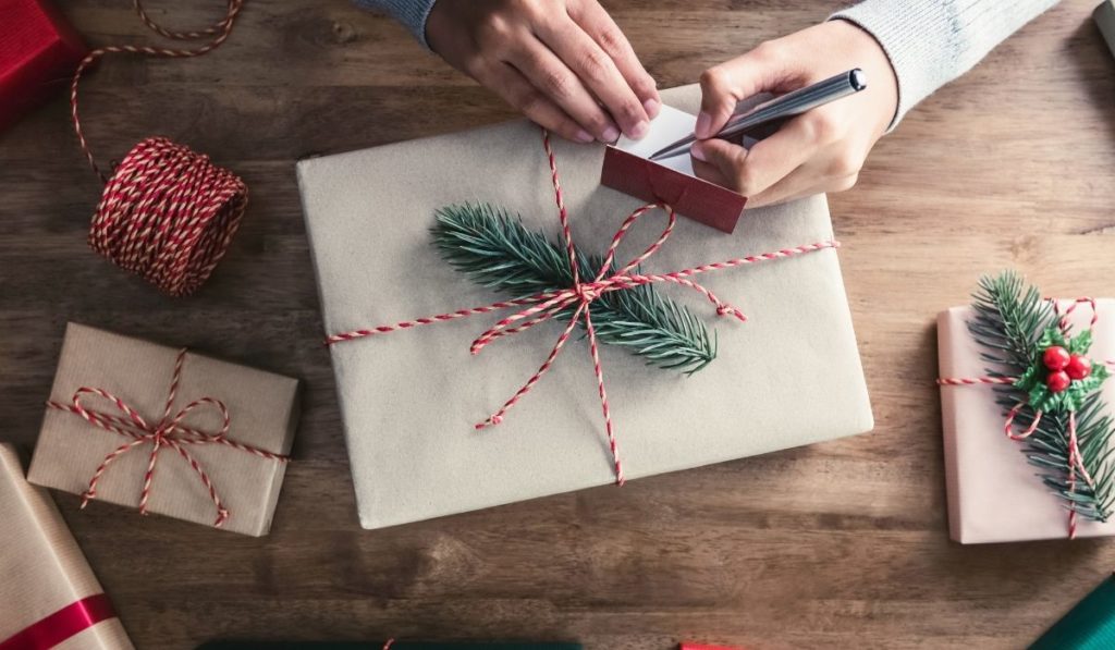 Jak zapakować prezent świąteczny?